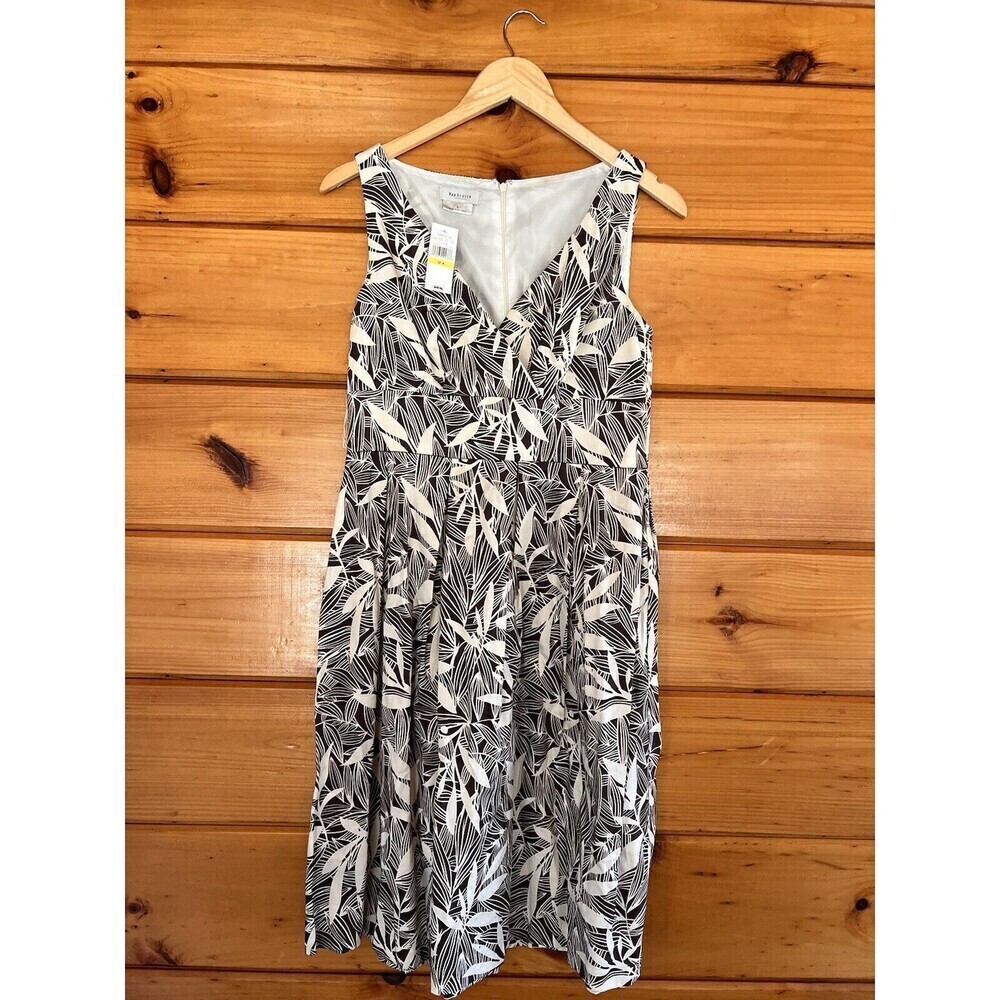 Van Heusen women dress Lined sleeveless v-neck multicolored size 4 NWT